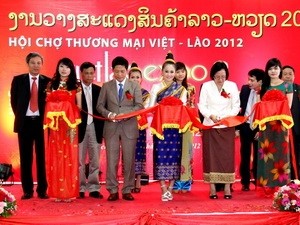 Khai mạc Hội chợ thương mại Lào - Việt Nam năm 2012 - ảnh 1